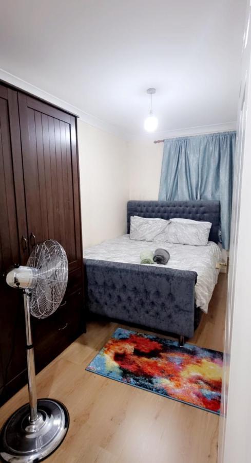 2 Bedroom Apartment - Greater London Dagenham Dış mekan fotoğraf