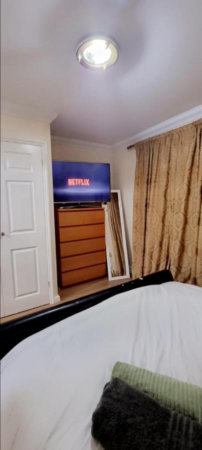 2 Bedroom Apartment - Greater London Dagenham Dış mekan fotoğraf