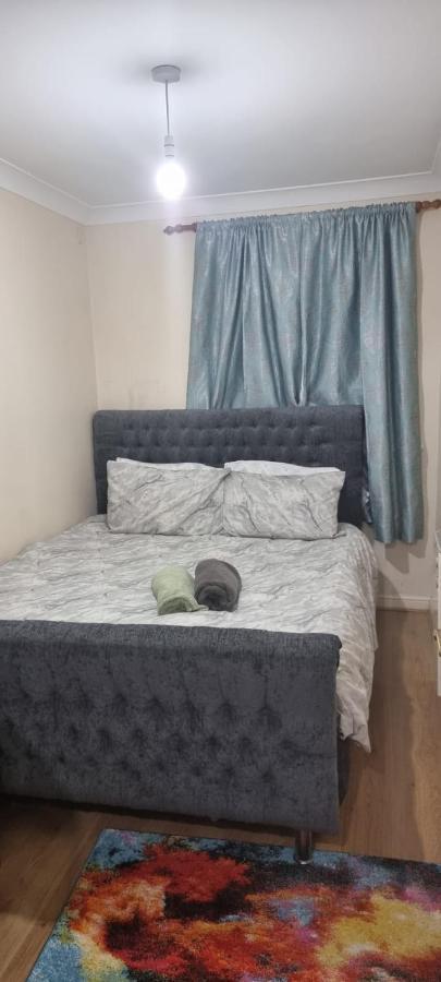 2 Bedroom Apartment - Greater London Dagenham Dış mekan fotoğraf